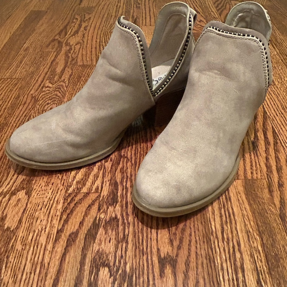 Cream Ankle Boots with Western Silhouette and Low Heel